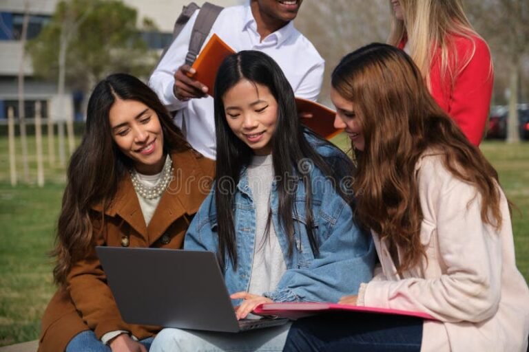 studenti che collaborano in campus moderno allaperto