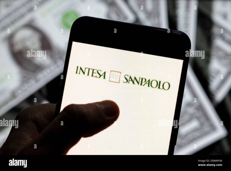 Come Contattare il Numero Verde di Intesa Sanpaolo per Assistenza 3 telefono con sfondo logo intesa sanpaolo
