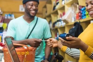 terminale pos in negozio con cliente pagante