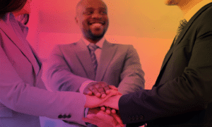 ufficiale aziendale che consegna premio dipendente sorridente