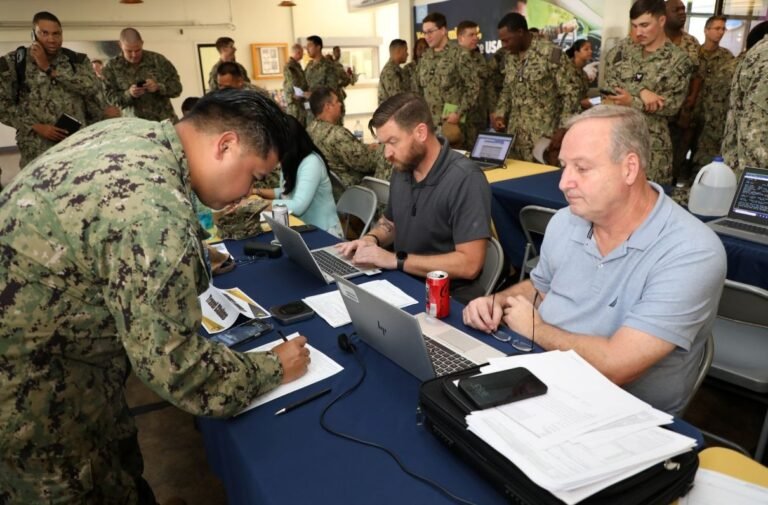 ufficiale militare con orologio e documenti pensione