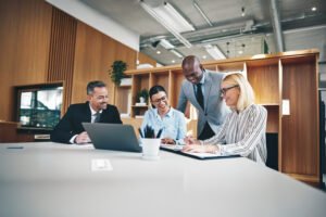 ufficio agenzia delle entrate con persone pensierose