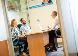 ufficio assistenza fiscale con consulente e cliente