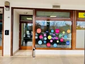 ufficio caf acli con clientela in attesa