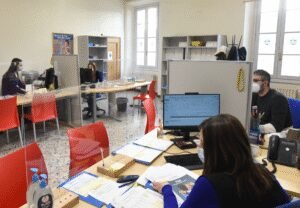 ufficio caf acli con persone al bancone