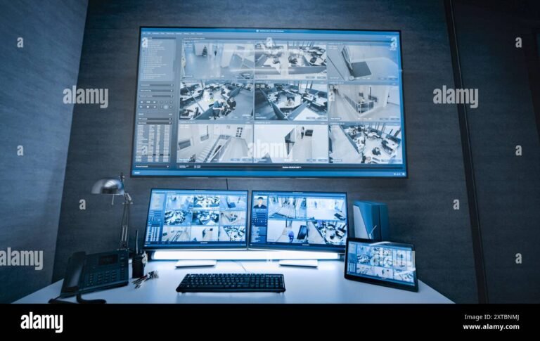 ufficio con monitor e telecamere di sicurezza