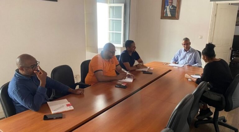 Quali Sono Gli Orari Per Il Controllo Malattia Da Parte Dell'INPS 3 ufficio inps con dipendenti al lavoro