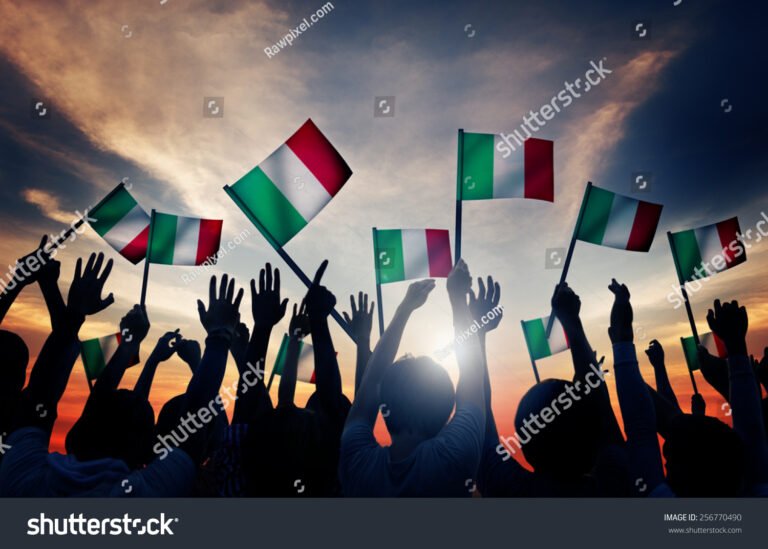 un gruppo di persone con bandiere italiane