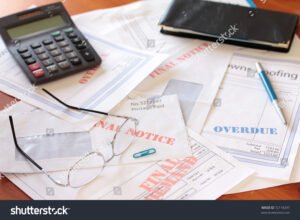 una calcolatrice su un tavolo con fatture