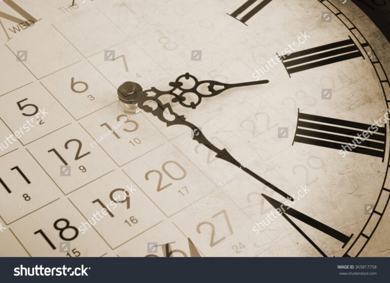 Qual è l’età richiesta per la pensione di vecchiaia in Italia 3 vecchi orologi da parete e calendario vintage