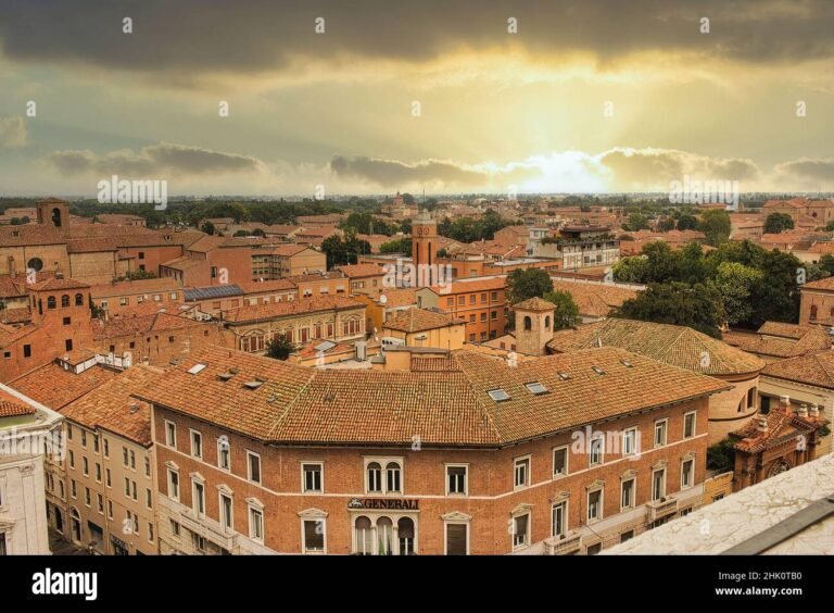 veduta panoramica di ferrara con edifici storici