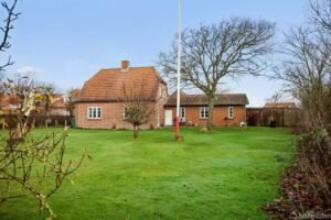 villa accogliente con giardino e anziani sereni